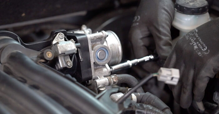 Nissan Qashqai j10 2.0 dCi Allrad Spark Plug replacement: free workshop manuals